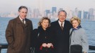 Joseba, Gloria Urtiaga, Jose Antonio Ardanza y Amaia Anasagasti en New York, firmando el nuevo Guggenhein. Febrero de 1992  title=