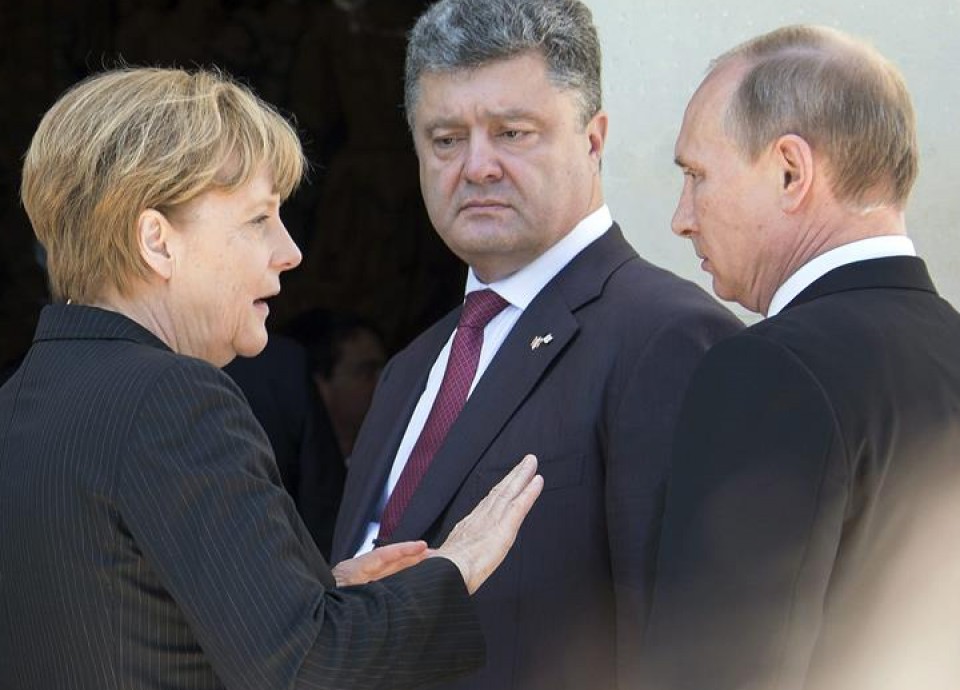 Merkel, Poroshenko eta Putin.