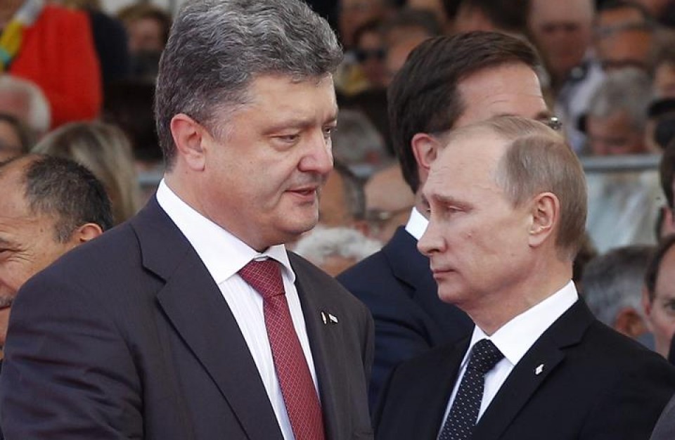 Poroshenko pasa frente a Putin en el acto celebrado por el desembarco de Normandía. Foto: EFE