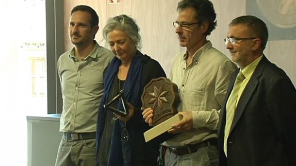 Familiares de Nestor Basterretxea recogen el premio en Estella. EiTB