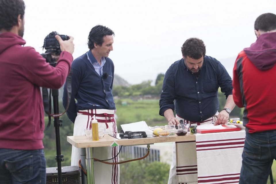 Unai Emery eta Ander Gonzalez platera prestatzen