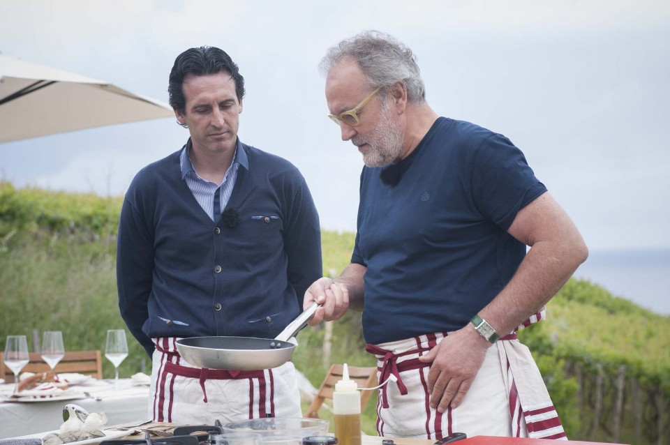 Unai Emery y Ramón Roteta preparando la comida