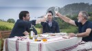Unai Emery, Ramón Roteta y Ander González brindando en la costa gipuzcoana title=