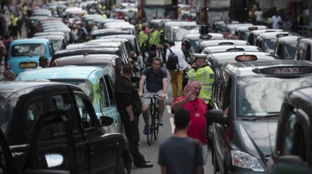 Mundu osoan egin dira Uber aplikazioaren kontrako protestak