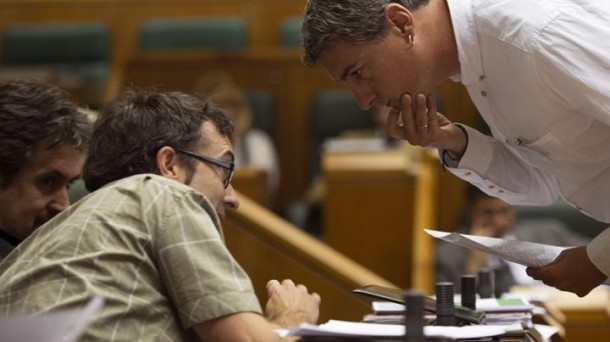 Urizar, Arzuaga y Matute en el pleno de hoy en el Parlamento Vasco. Foto: EFE