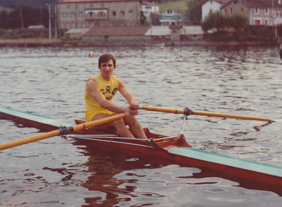 Jose Luis skiffean Oria ibaian, arraunean hasi zen lehen urtean. Orio, 1968 