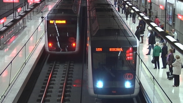 Imagen de archivo de dos trenes de Metro Bilbao