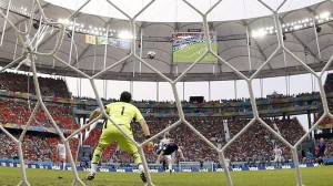 Iker Casillas eta Robin Van Persie / EFE.