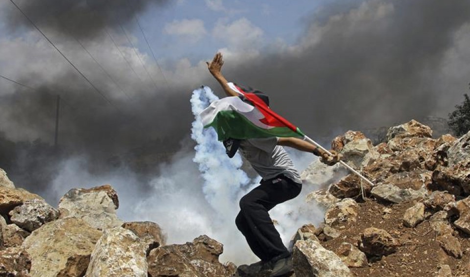 Un palestino protesta en uno de los asentamientos judíos, el pasado viernes. Foto: EFE