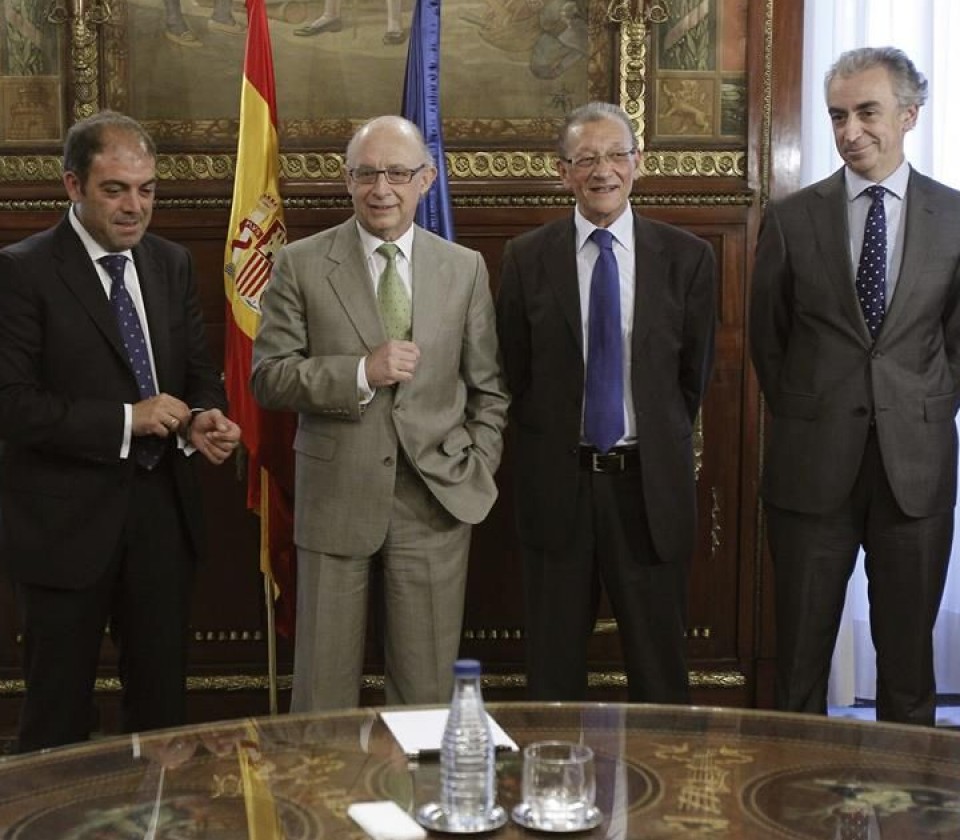 El ministro de Hacienda , Cristóbal Montoro, y los representantes de ATA y UPTA. EFE