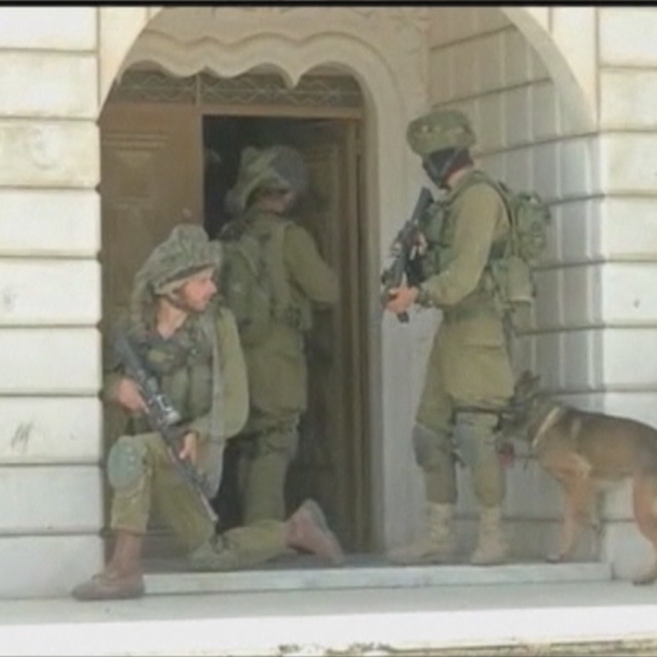 Militar judutarrak, hiru gazteen bilaketa operazioan, sarekada batean. Irudia: EFE