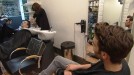 Iñaki Lopez con Jon Kortajarena en la peluquería