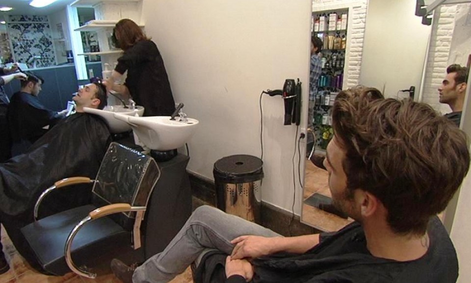 Iñaki Lopez con Jon Kortajarena en la peluquería