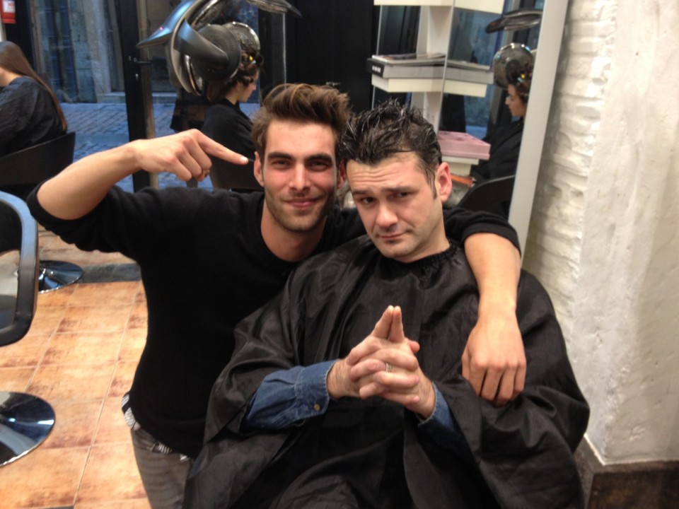 Iñaki Lopez con Jon Kortajarena en la peluquería