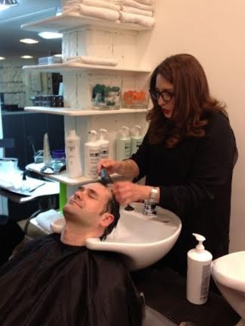 Iñaki Lopez con Jon Kortajarena en la peluquería