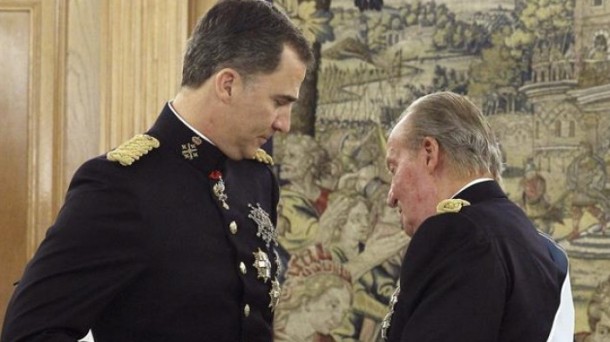 Juan Carlos I.a erregea, Felipe VI.ari armadetako kapitain nagusiaren ikurrak ematen. EFE