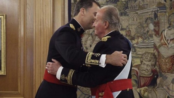 El rey Juan Carlos I entrega el fajín de capitán general de los ejércitos a su hijo Felipe VI. EFE