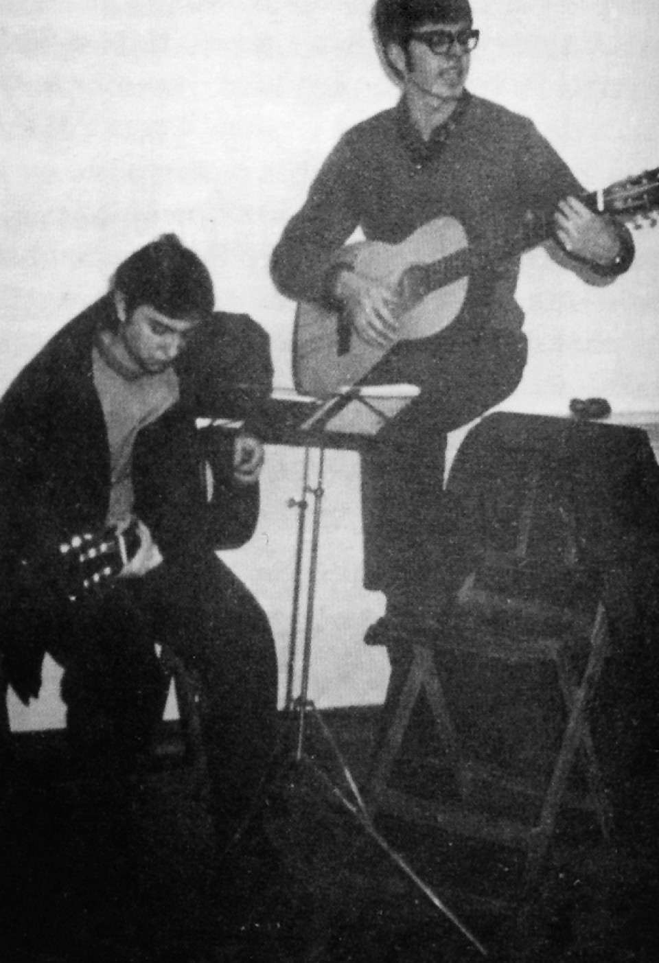 Gorka aurreneko kantaldia. Eduardo Moreno Bergaretxe 'Pertur' eta Gorka. Gasteiz 1971