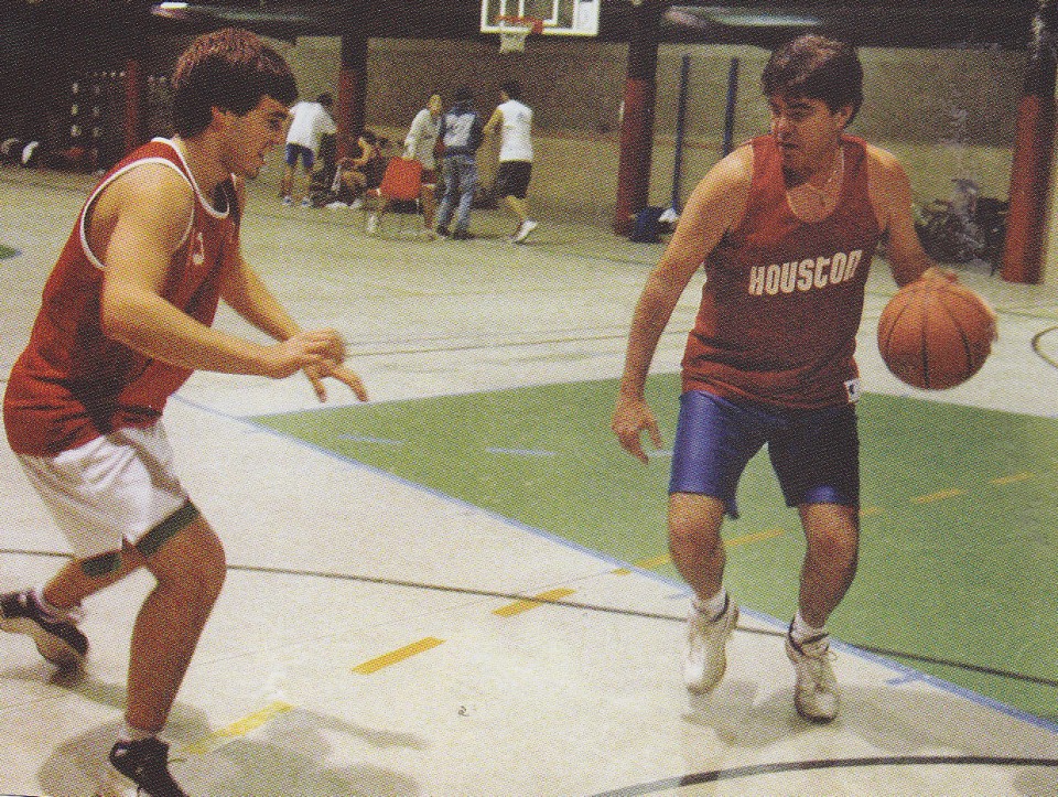 Gorka saskibaloian jokatzen bere seme Alainekin, Gasteiz 2004