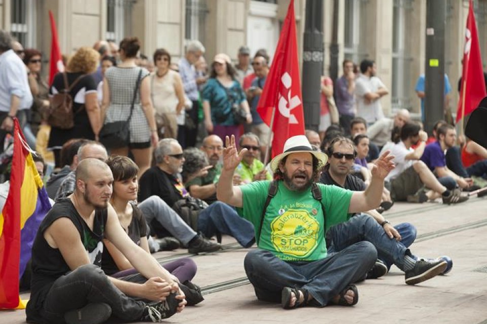 Manifestariek 15 minutuko eserialdia egin dute. Efe.