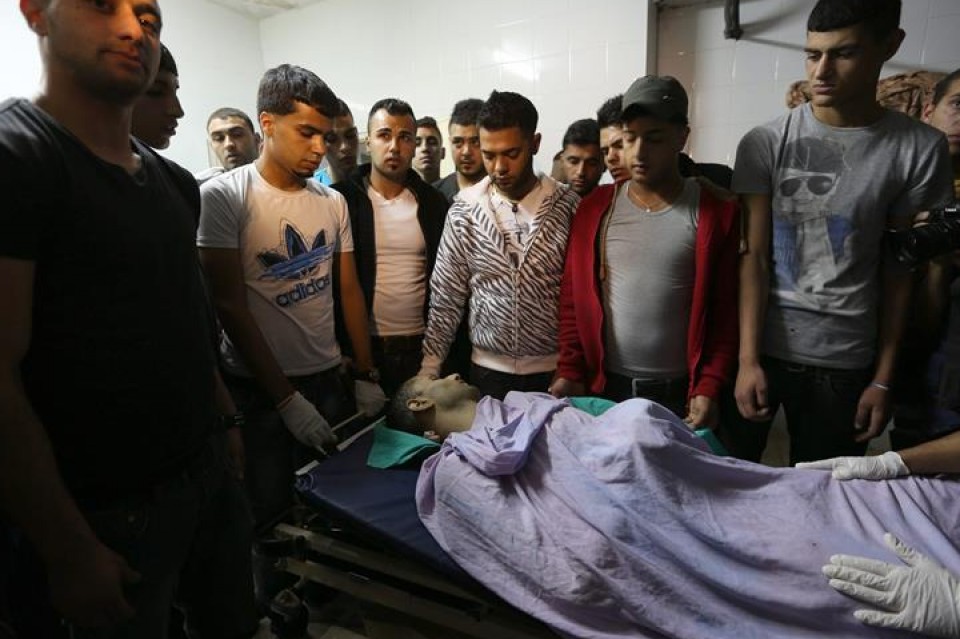 Israelek tirokatutako eta hildako gazte, 26 urtekoa, baten senideak eta lagunak. Irudia: EFE