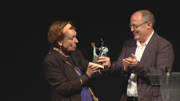 Marisol Bastida recoge el Premio Adarra a Mikel Laboa