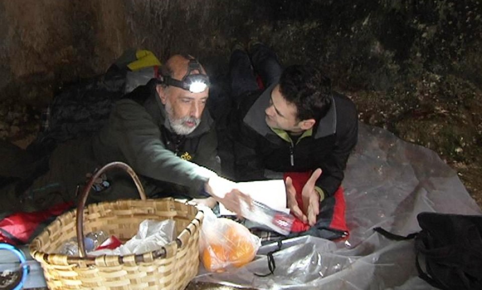 Paco Etxebarria eta Iñaki Lopez koba barnean