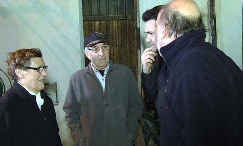 Paco Etxebarria eta Iñaki Lopez umetako auzokoekin