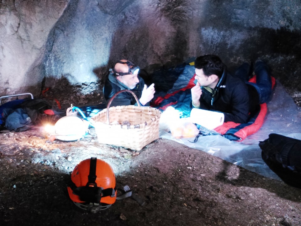 Paco Etxebarria y Iñaki Lopez en la cueva