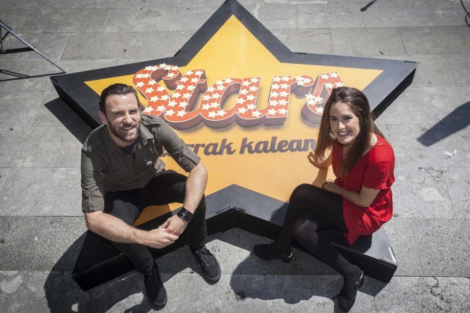 Haritz Lete eta Maria Amolategi, ETB1eko talent show berriaren aurkezleak.
