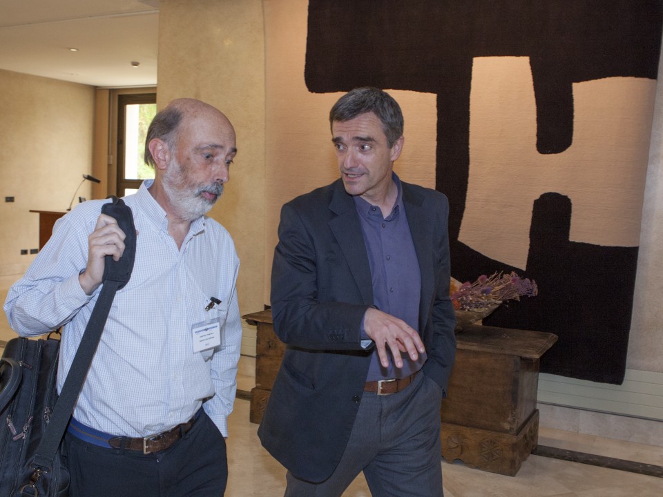 El secretario de Paz y Convivencia, Jonan Fernández, y el forense Francisco Etxeberria. Irekia
