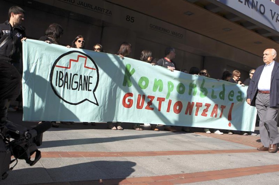 Protesta de los trabajadores del colegio Ibaigane, hoy en Bilbao. EiTB