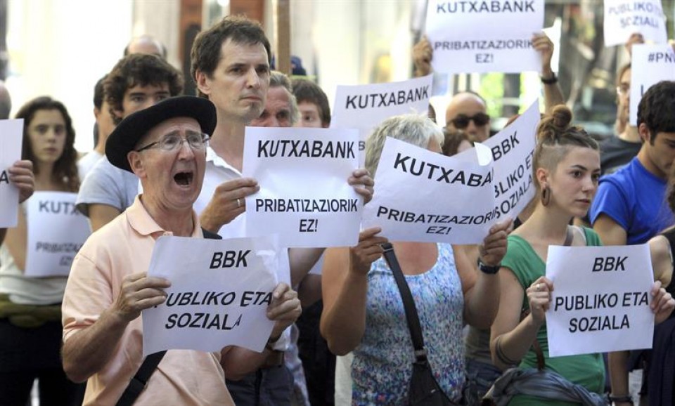 EH Bildu, ELA y LAB protestan ante la BBK por el 'robo' de la caja