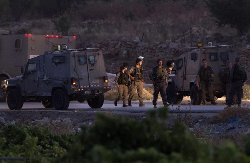 Militares israelíes en la zona dónde se hallaron los cadáveres.