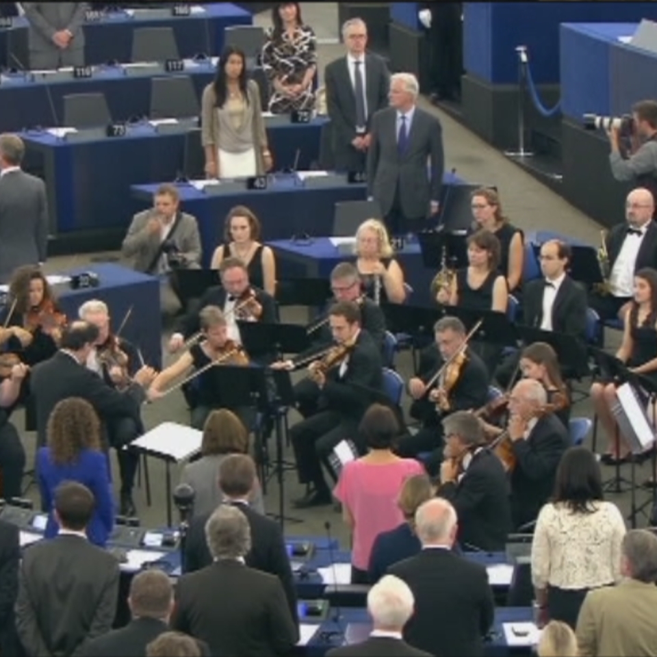 Los euroescépticos dan la espalda a la Eurocámara durante el himno