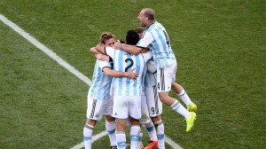 Argentinak Suitza kanporatu du (2-1)
