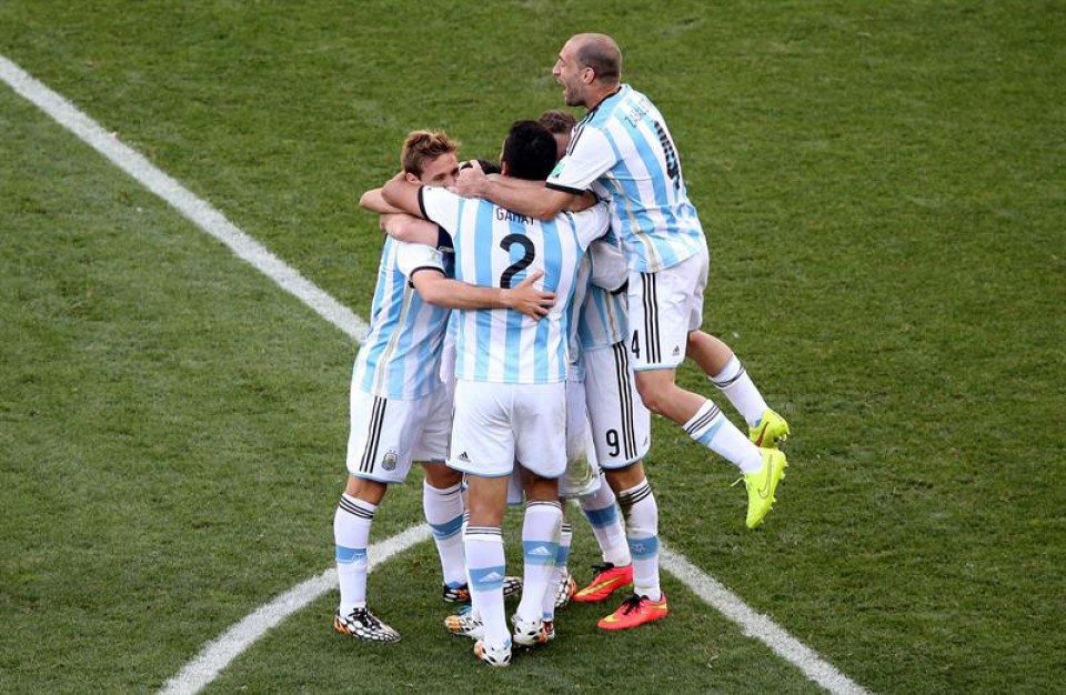 Argentinak Suitza kanporatu du (2-1)