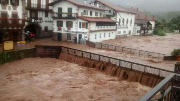 1913ko eta 2014ko uholdeetako argazkiak batu ditu patuak