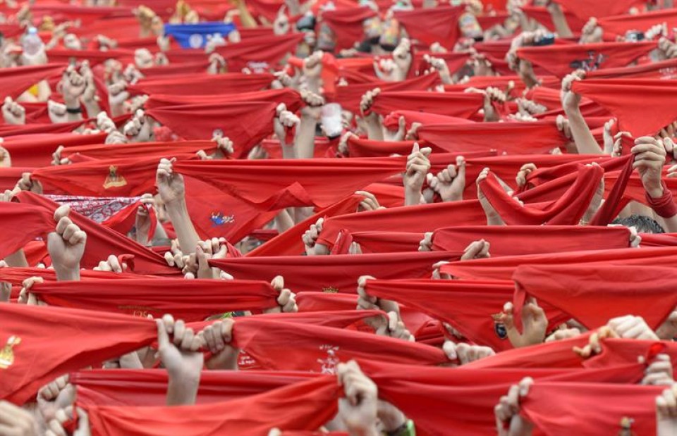 El color rojo toma Pamplona. Foto: EFE