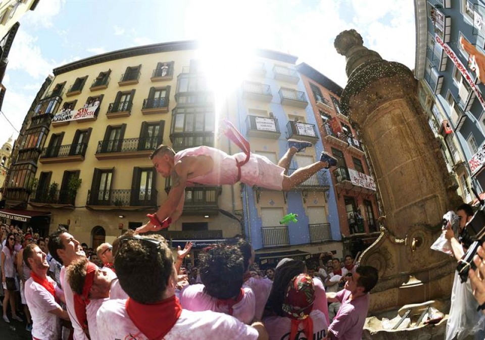 Ambiente festivo en el txupinazo. Foto: EFE