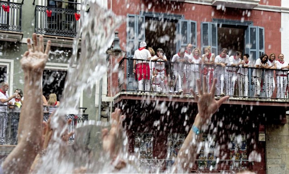 Ambiente festivo en el txupinazo. Foto: EFE
