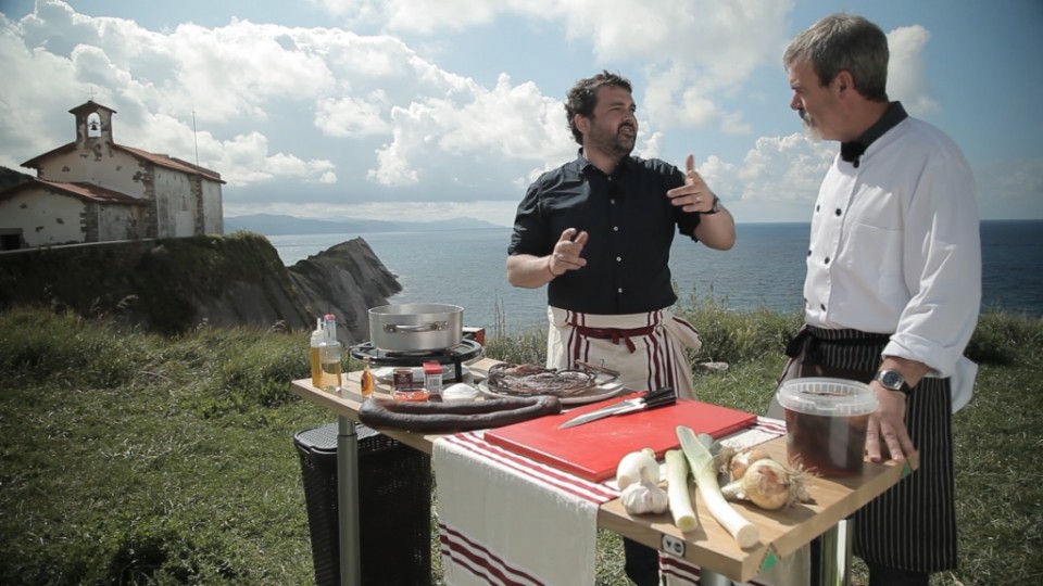 Ander González cocinando sopa de pulpo