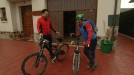 Juanito Oiarzabal y Iñaki Lopez en bicicleta