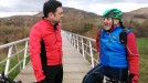 Juanito Oiarzabal y Iñaki Lopez en bicicleta
