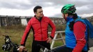 Juanito Oiarzabal y Iñaki Lopez en bicicleta