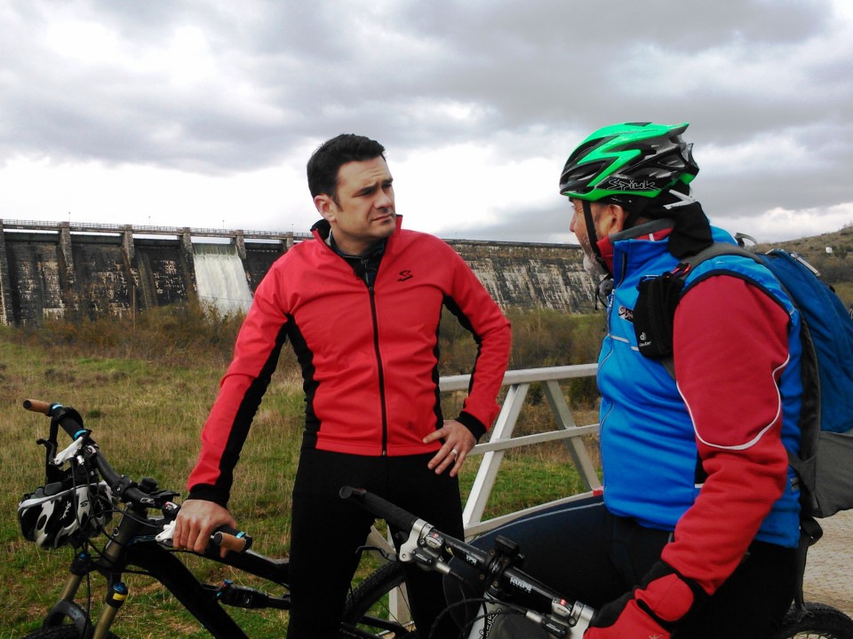Juanito Oiarzabal y Iñaki Lopez en bicicleta