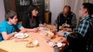 Iñaki Lopez en la casa de Juanito Oiarzabal con la familia