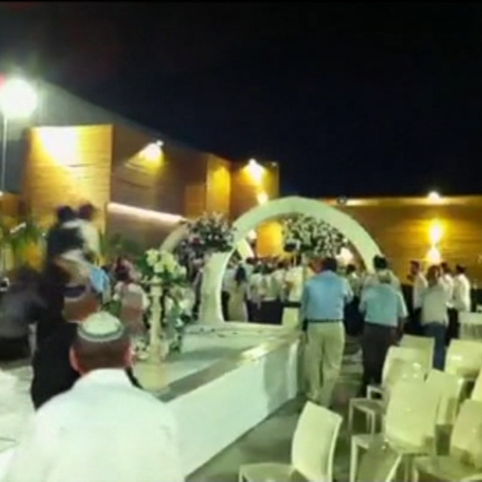 Los asistentes a una boda judía huyen por la caída de un cohete
