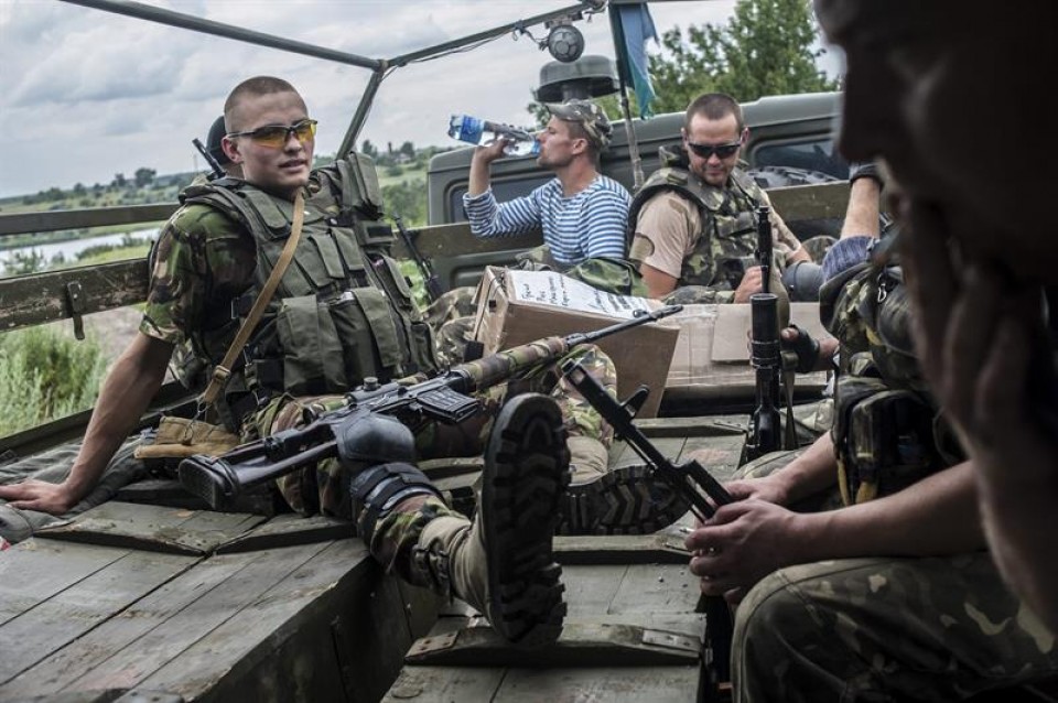 Ukrainako soldaduak atseden hartzen, Slaviansk-en. Irudia: Efe