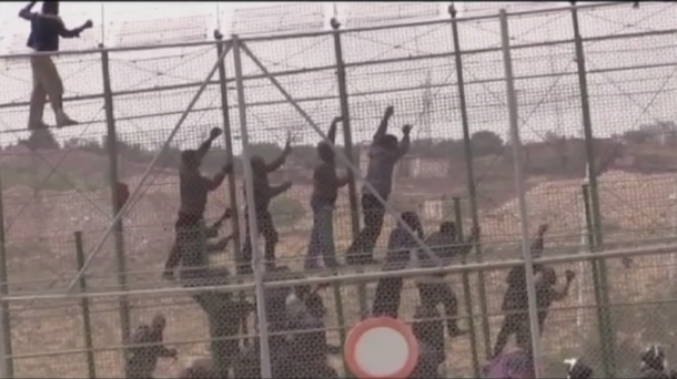 Inmigrantes encaramados en la valla de Melilla. Foto: EiTB